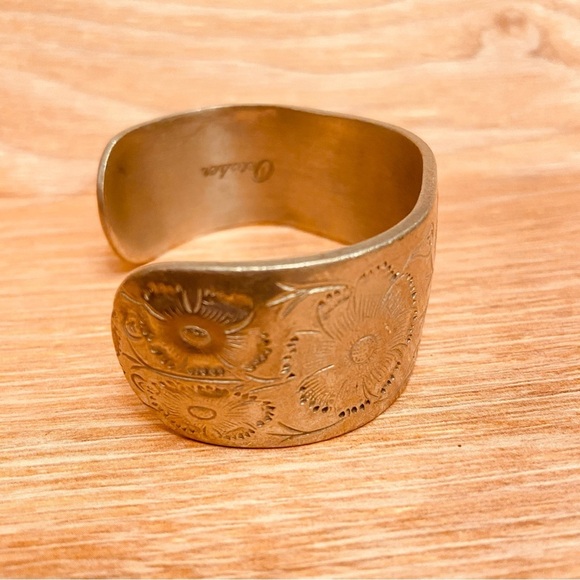 October Beautiful Unisex Salisbury Pewter Adjustable Floral Design Cuff Bracelet - Picture 5 of 5